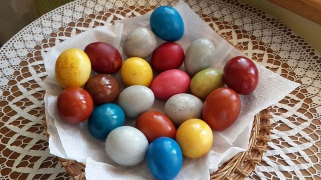 Красим яйца.