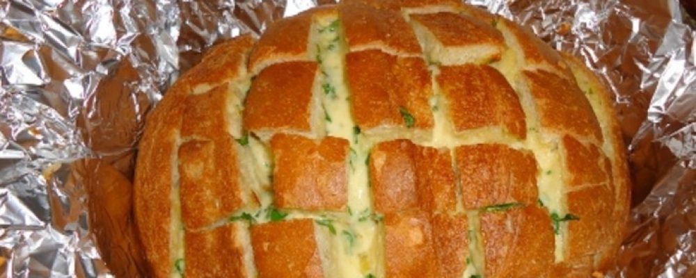 Хлеб с сыром и чесноком.